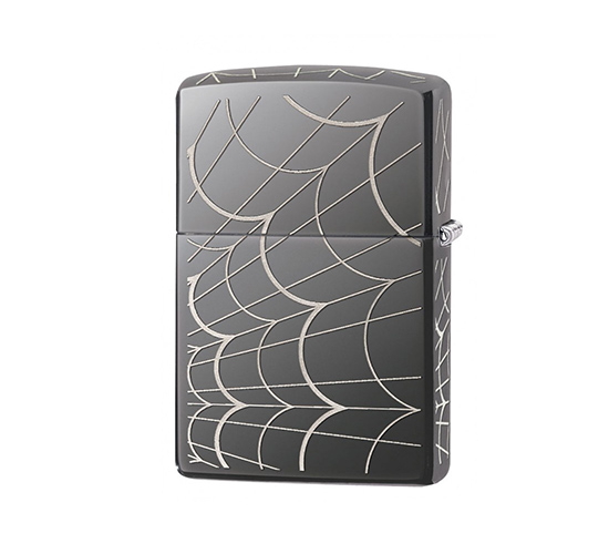 Zippo met een spinnenweb op beide kanten