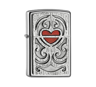 Zippo wood carving heart aansteker met satin chrome afwerking en 3D gegraveerd houtmotief, rood epoxy hart inlay in het midden