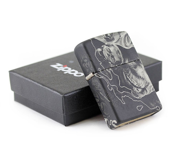Zippo softtouch zwart met smokey zombie design