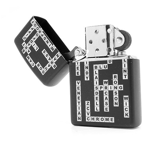 Zwarte zippo kruiswoordpuzzel wit