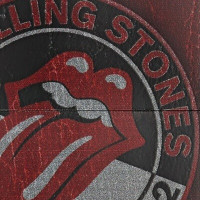 Zippo met de kleuren zwart en rood samen met 'De Stones' logo